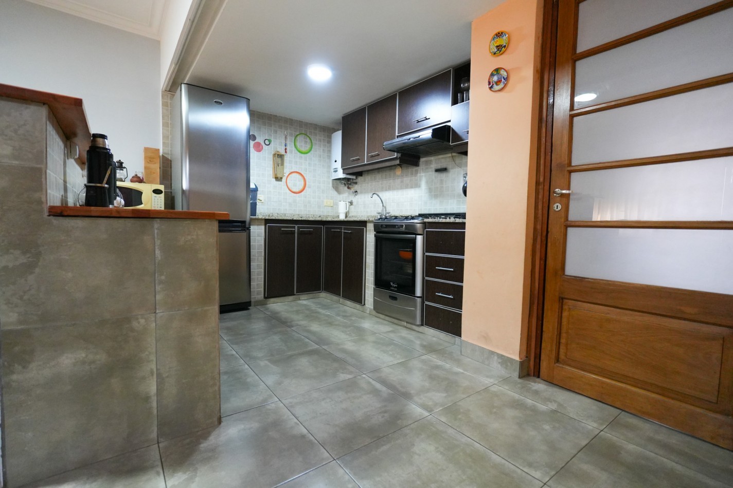 CASA TOTALMENTE REMODELADA 3 DORMITORIOS Y DOBLE COCHERA