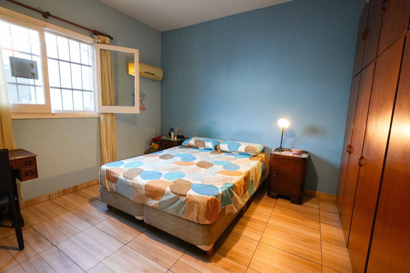 CASA TOTALMENTE REMODELADA 3 DORMITORIOS Y DOBLE COCHERA