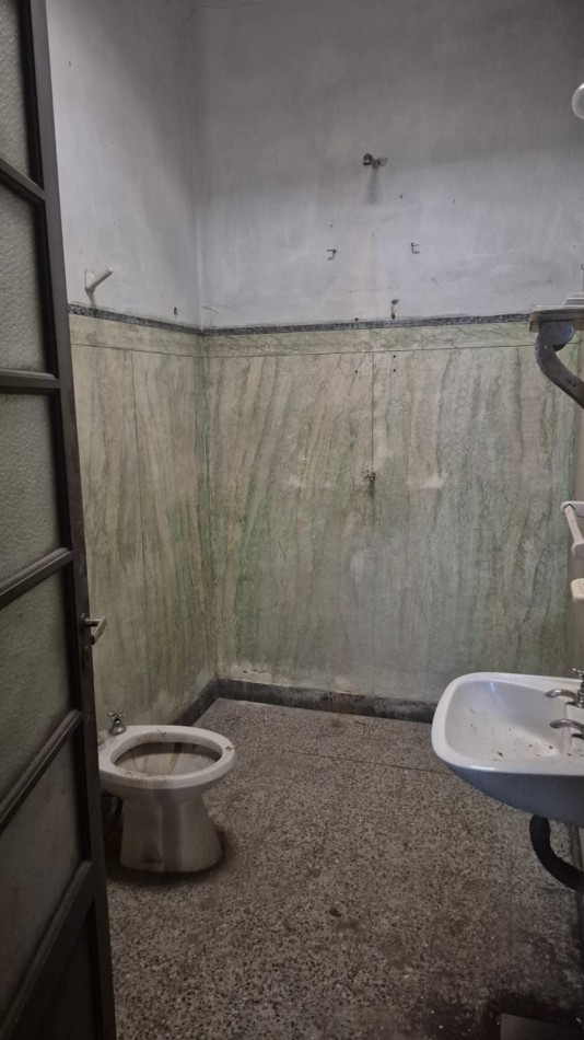 ALQUILO CASA USO COMERCIAL- FRENTE A IMPORTANTE COLEGIO