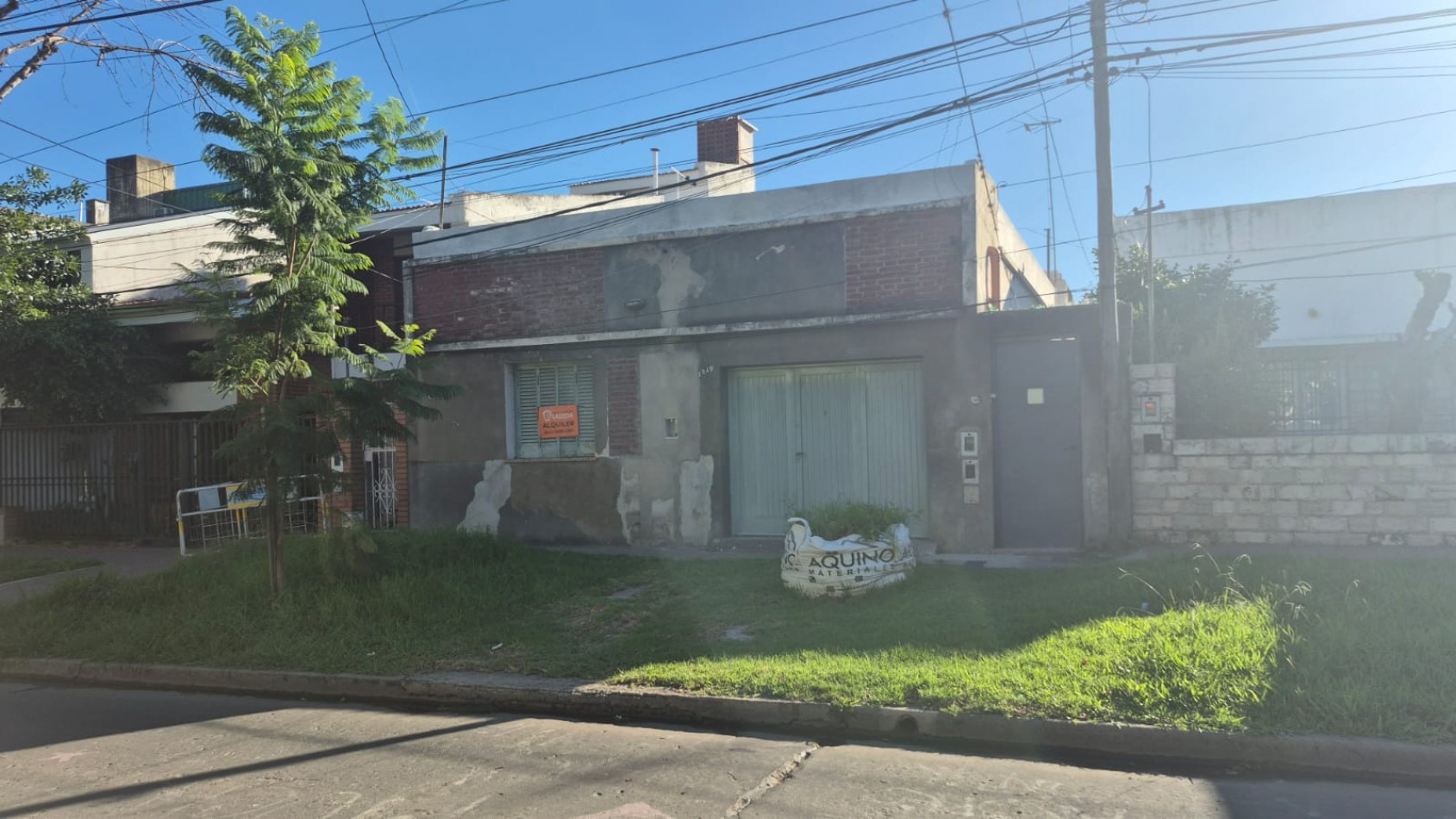 ALQUILO CASA USO COMERCIAL- FRENTE A IMPORTANTE COLEGIO