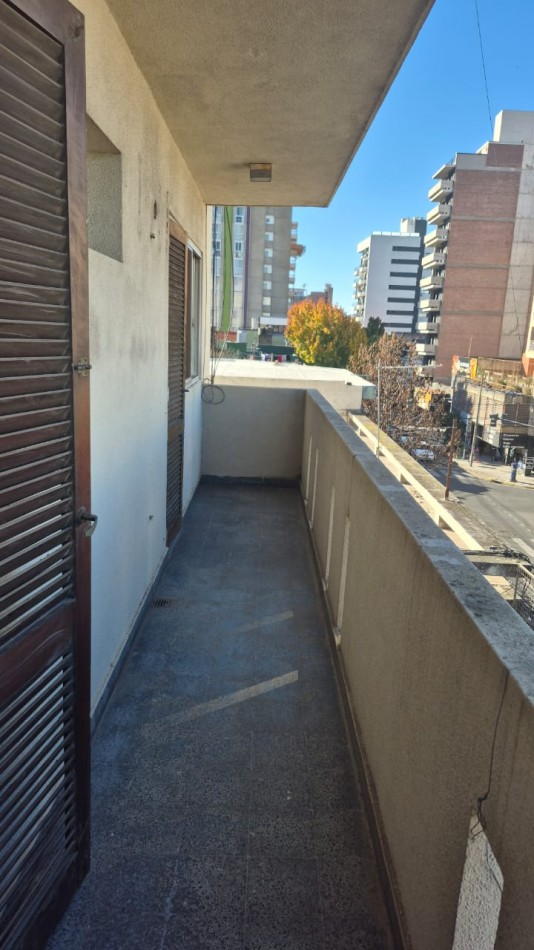 DEPARTAMENTO !!! OPORTUNIDAD UNICA: 170 m² de Categoria a Modernizar en calle Cafferata