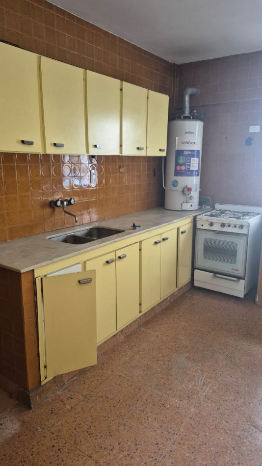 DEPARTAMENTO !!! OPORTUNIDAD UNICA: 170 m² de Categoria a Modernizar en calle Cafferata