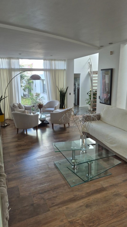 INCREIBLE CASA A LA VENTA -CONVINA CONFORD Y DISEÑO