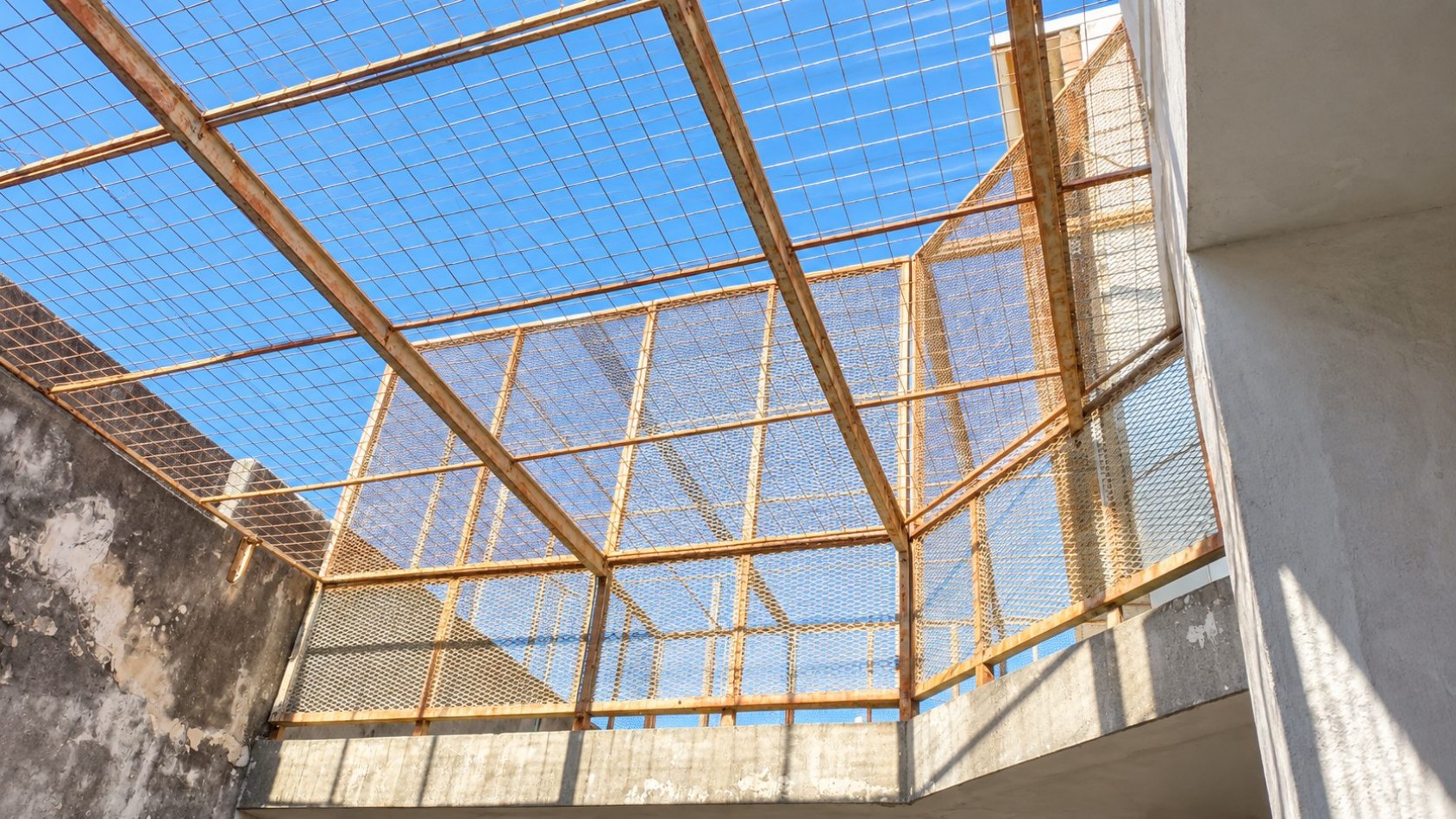 CASA EN ESQUINA - 200 m² CONSTRUIDOS EN EL CORAZON DE ECHESORTU