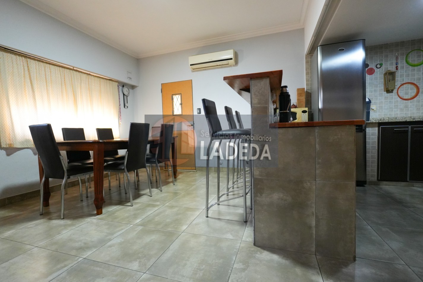 CASA TOTALMENTE REMODELADA 3 DORMITORIOS - DOBLE COCHERA CUBIERTA - JARDIN
