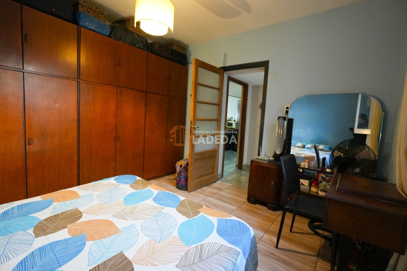 CASA TOTALMENTE REMODELADA 3 DORMITORIOS - DOBLE COCHERA CUBIERTA - JARDIN