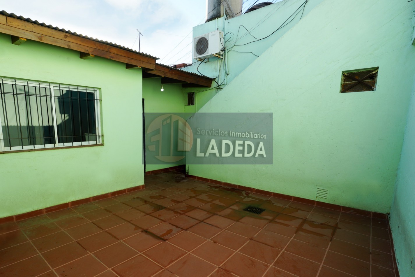 CASA TOTALMENTE REMODELADA 3 DORMITORIOS - DOBLE COCHERA CUBIERTA - JARDIN