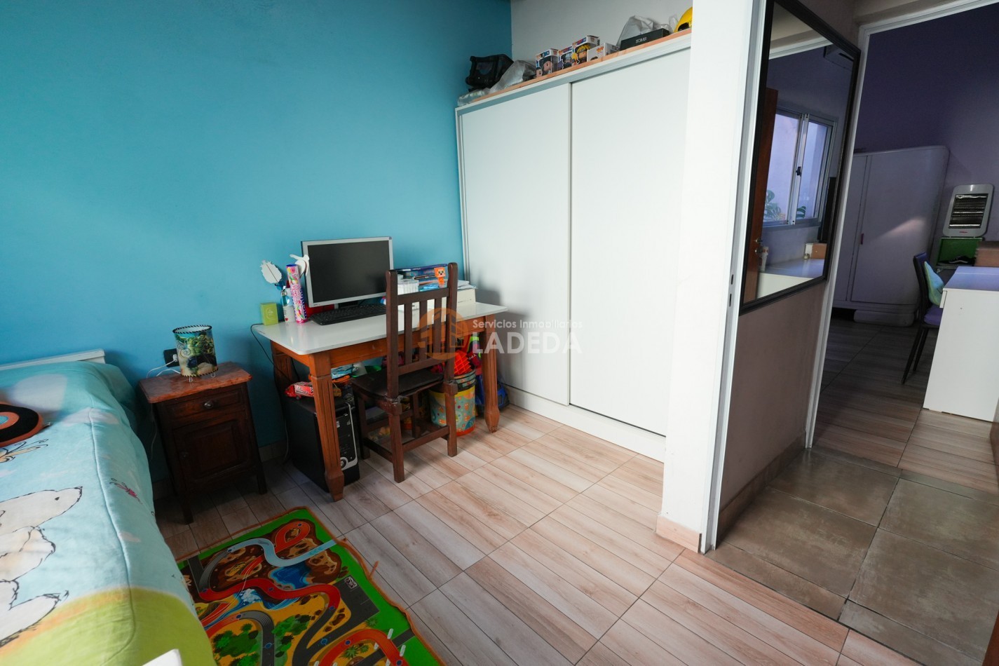 CASA TOTALMENTE REMODELADA 3 DORMITORIOS - DOBLE COCHERA CUBIERTA - JARDIN