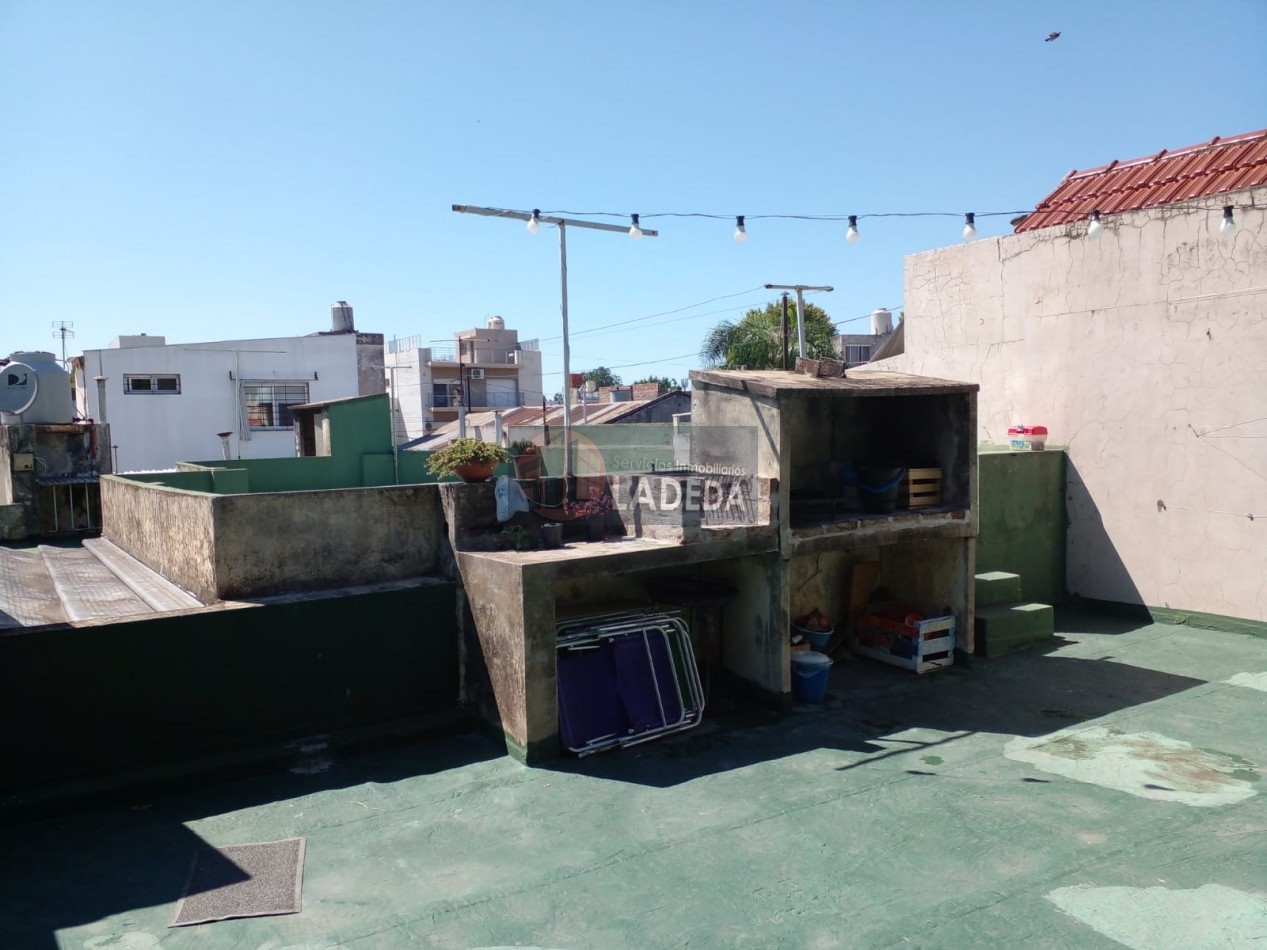CASA AL FRENTE EN BARRIO AZCUENAGA