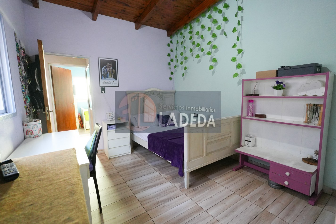 CASA TOTALMENTE REMODELADA 3 DORMITORIOS - DOBLE COCHERA CUBIERTA - JARDIN
