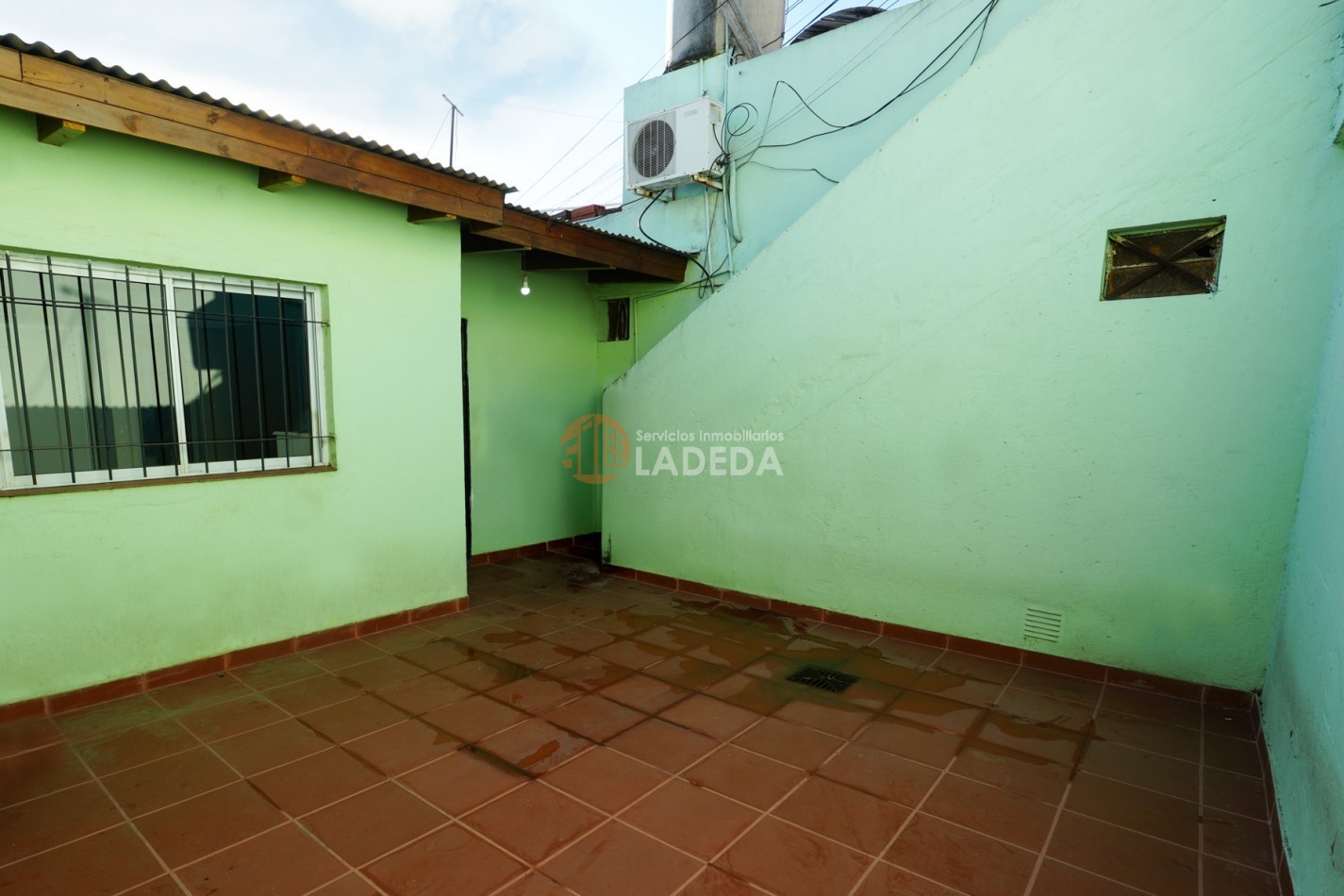 CASA TOTALMENTE REMODELADA 3 DORMITORIOS - DOBLE COCHERA CUBIERTA - JARDIN