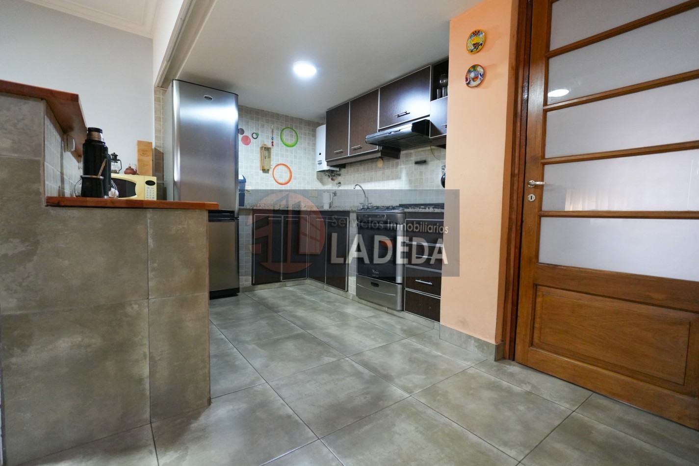 CASA TOTALMENTE REMODELADA 3 DORMITORIOS - DOBLE COCHERA CUBIERTA - JARDIN