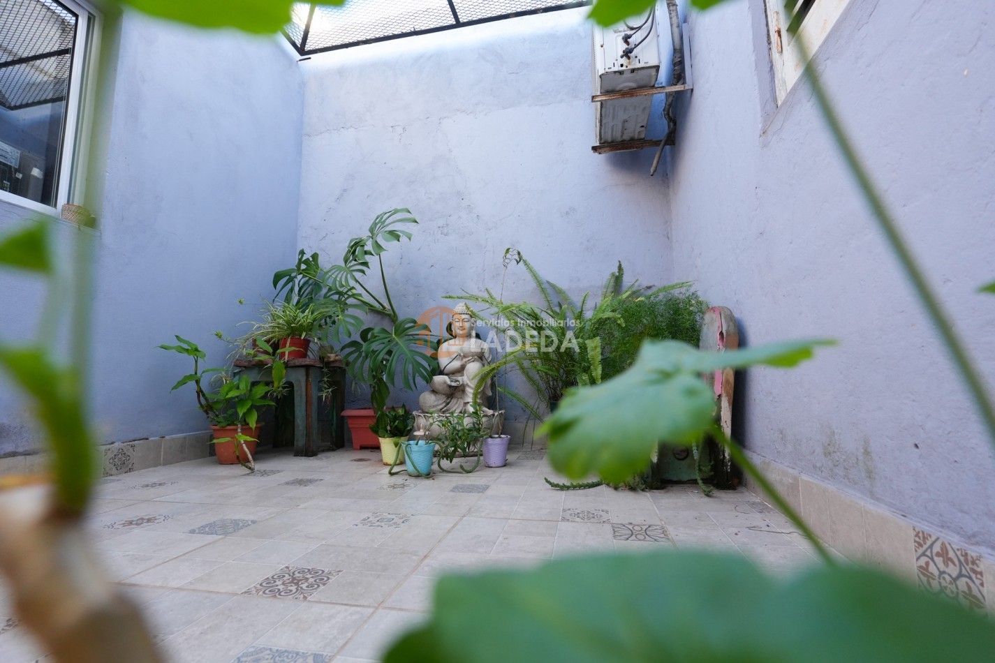 CASA TOTALMENTE REMODELADA 3 DORMITORIOS - DOBLE COCHERA CUBIERTA - JARDIN