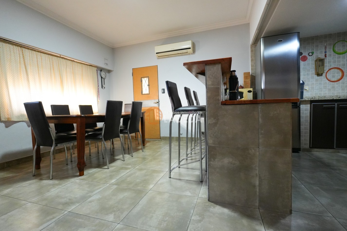 CASA TOTALMENTE REMODELADA 3 DORMITORIOS - DOBLE COCHERA CUBIERTA - JARDIN