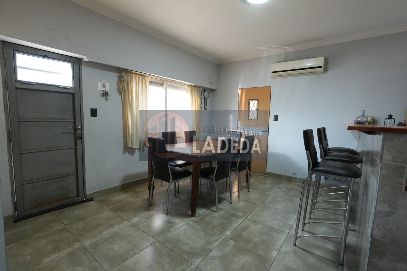 CASA TOTALMENTE REMODELADA 3 DORMITORIOS - DOBLE COCHERA CUBIERTA - JARDIN