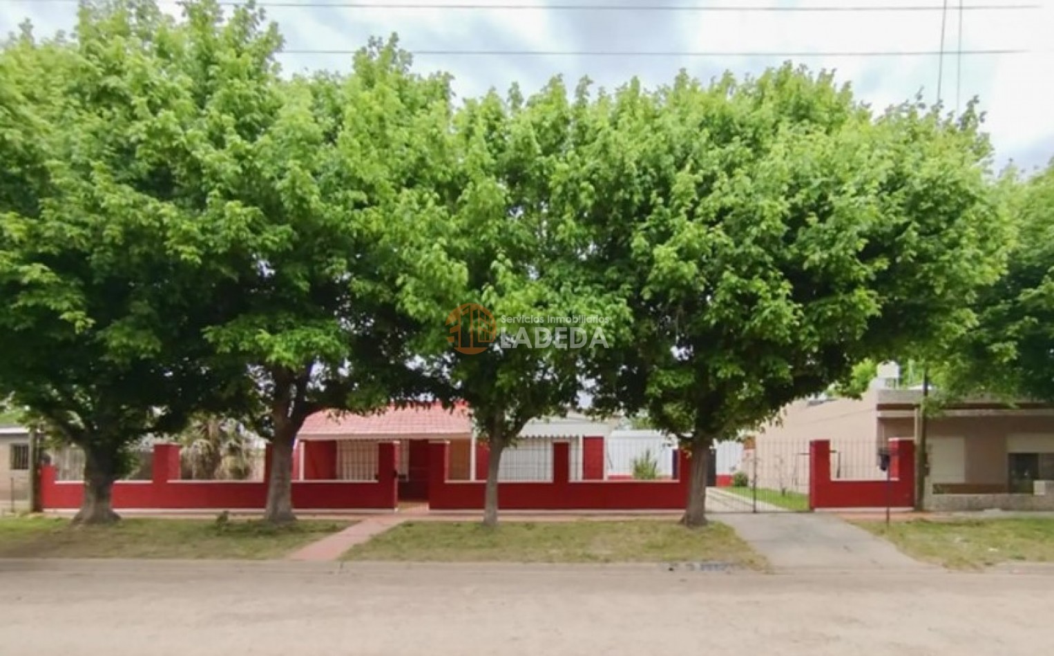 CASA A LA VENTA o PERMUTA DE 214 M2 CUBIERTOS CALLE MITRE 345 -MONJES - SANTA FE