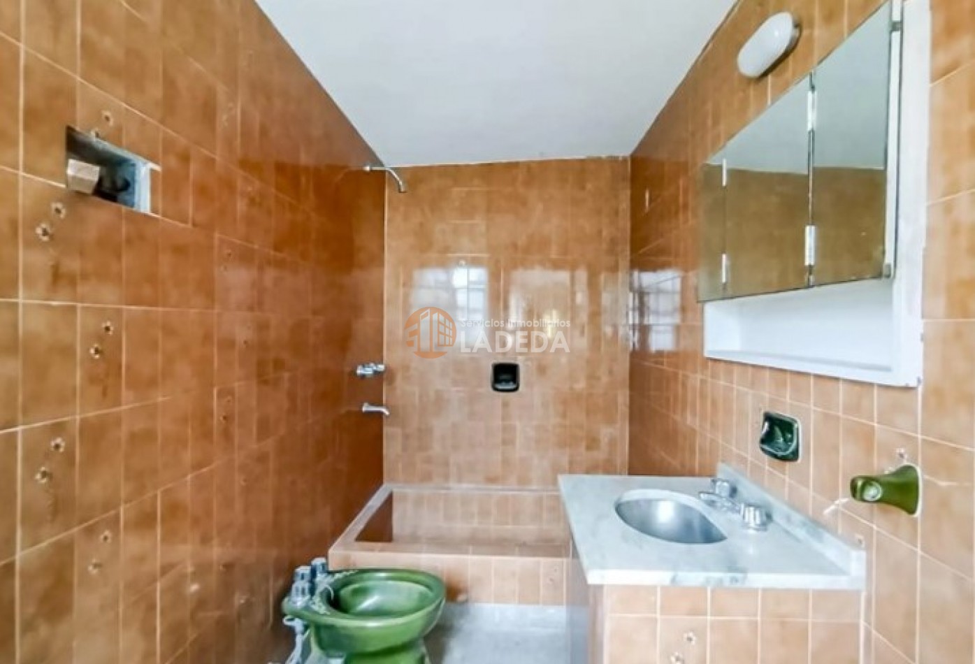 CASA A LA VENTA o PERMUTA DE 214 M2 CUBIERTOS CALLE MITRE 345 -MONJES - SANTA FE