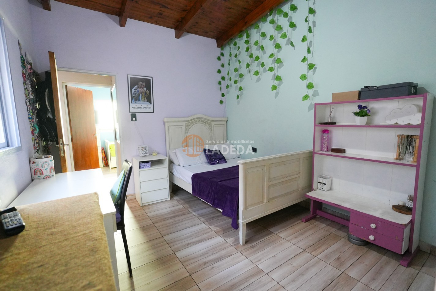 CASA TOTALMENTE REMODELADA 3 DORMITORIOS - DOBLE COCHERA CUBIERTA - JARDIN