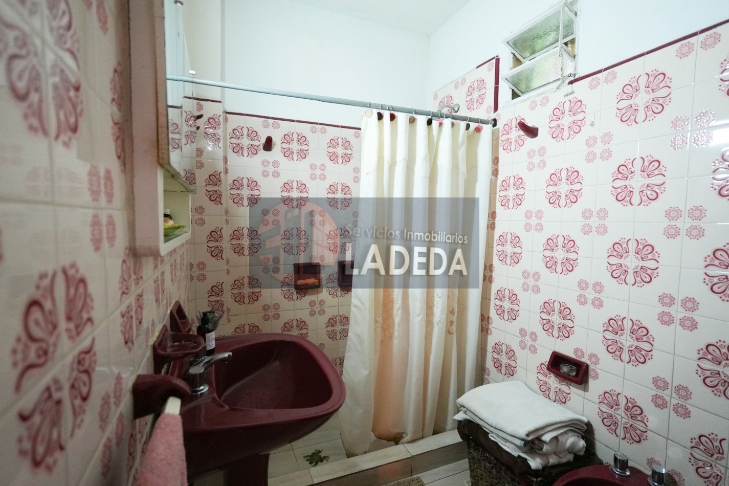 CASA TOTALMENTE REMODELADA 3 DORMITORIOS - DOBLE COCHERA CUBIERTA - JARDIN