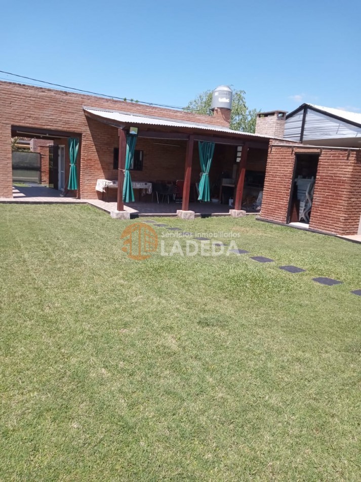 CASA CON PILETA - HERMOSO PARQUE EN PUNTA CHACRA - ROLDAN