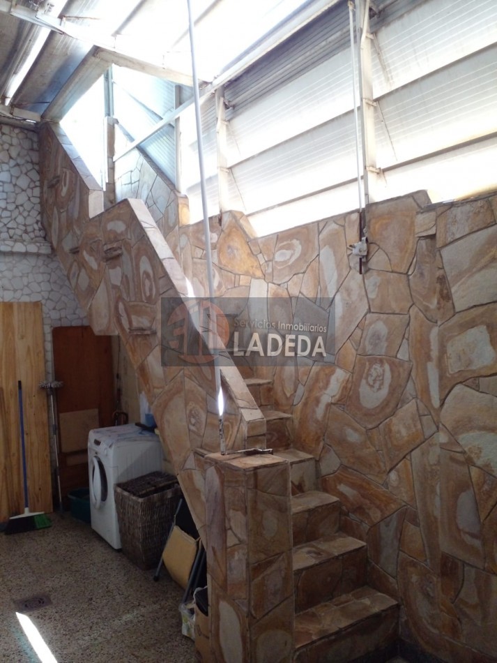 CASA AL FRENTE EN BARRIO AZCUENAGA