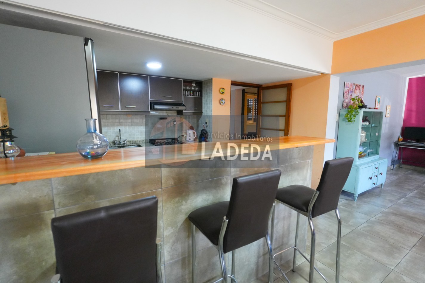 CASA TOTALMENTE REMODELADA 3 DORMITORIOS - DOBLE COCHERA CUBIERTA - JARDIN