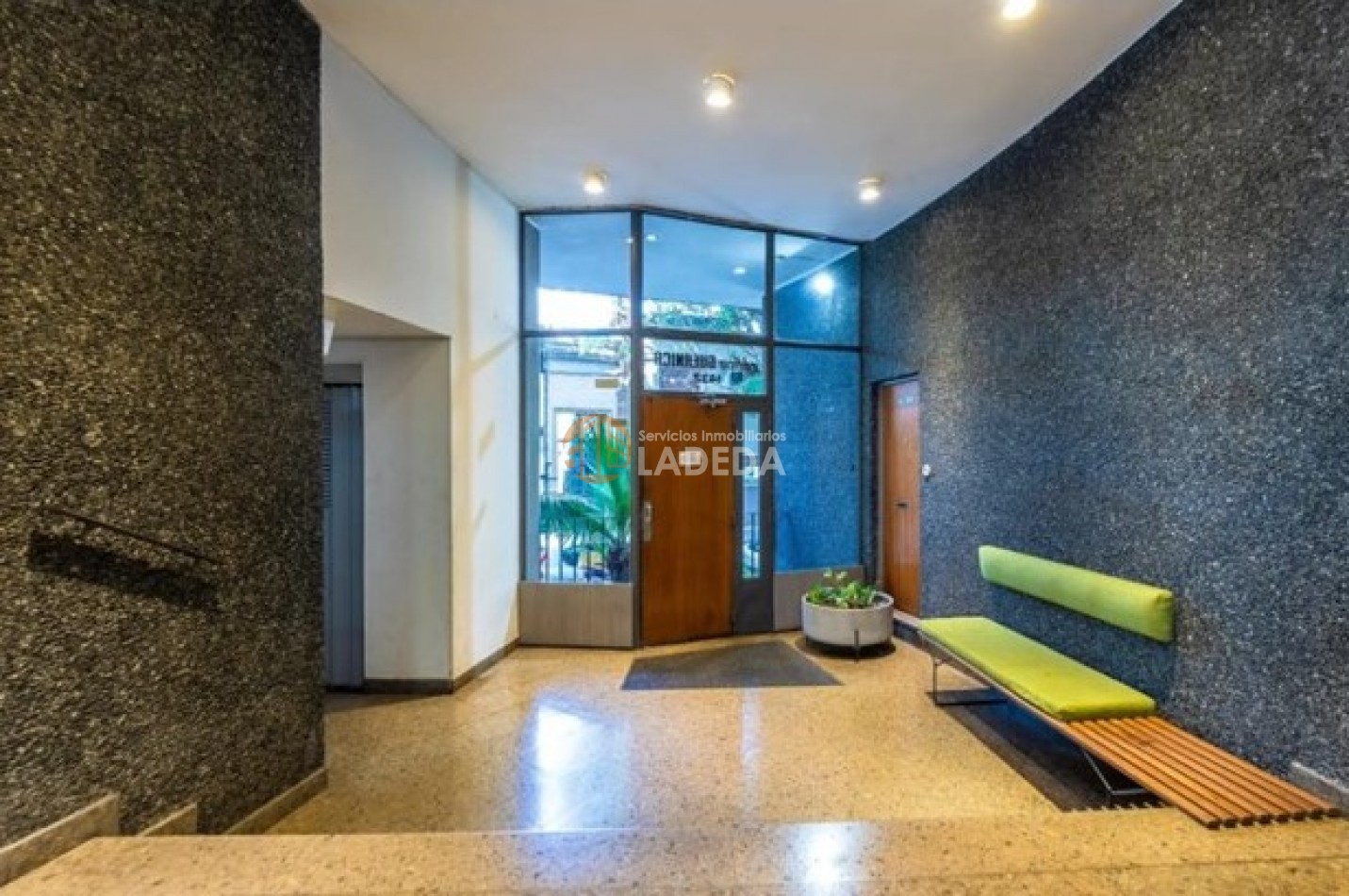 Departamento en el 4.o piso, frente al Distrito Centro. Su estilo clasico y robusto te invita a imaginar un toque de modernismo en cada rincon.