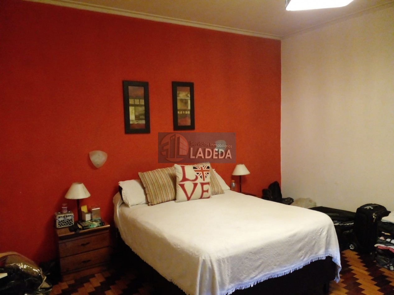 CASA AL FRENTE EN BARRIO AZCUENAGA