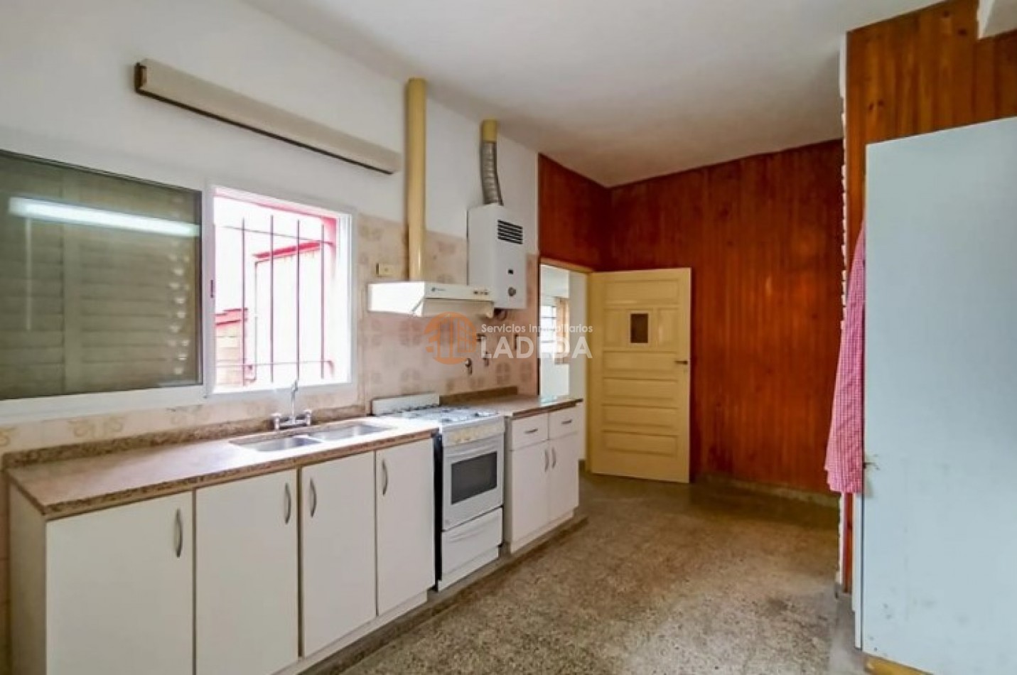 CASA A LA VENTA o PERMUTA DE 214 M2 CUBIERTOS CALLE MITRE 345 -MONJES - SANTA FE