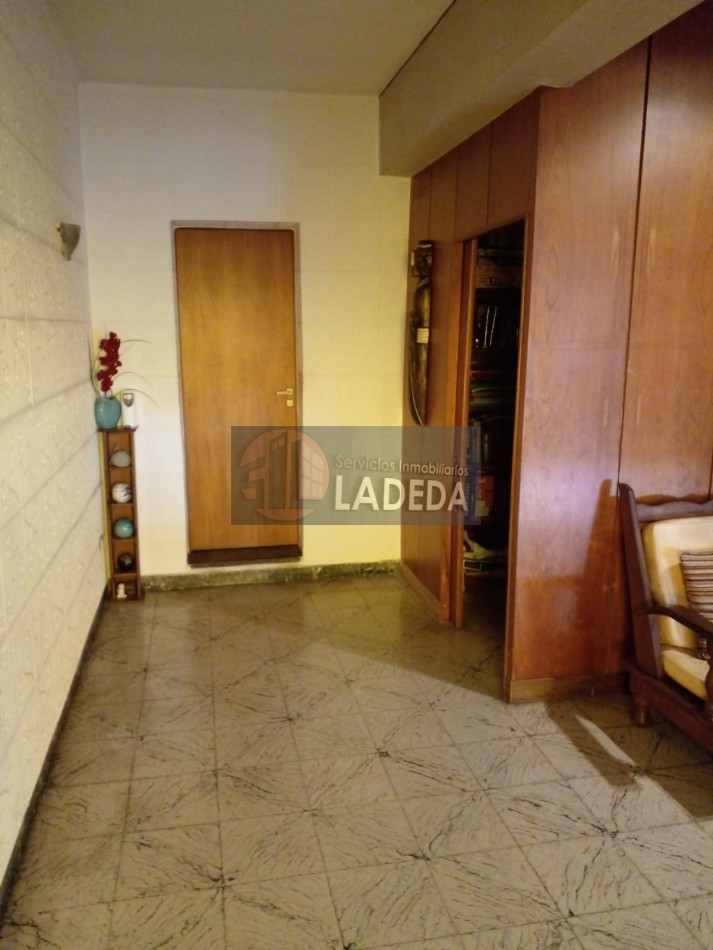 CASA AL FRENTE EN BARRIO AZCUENAGA