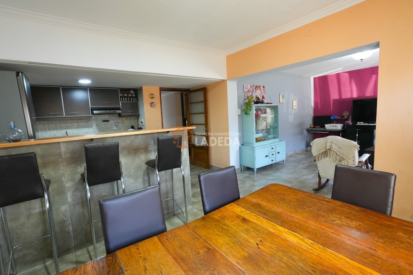 CASA TOTALMENTE REMODELADA 3 DORMITORIOS - DOBLE COCHERA CUBIERTA - JARDIN