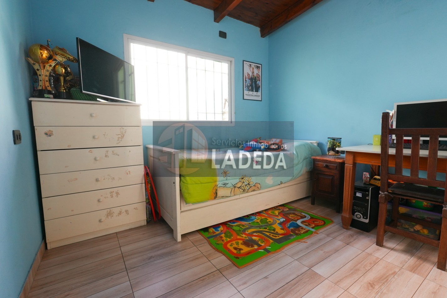 CASA TOTALMENTE REMODELADA 3 DORMITORIOS - DOBLE COCHERA CUBIERTA - JARDIN