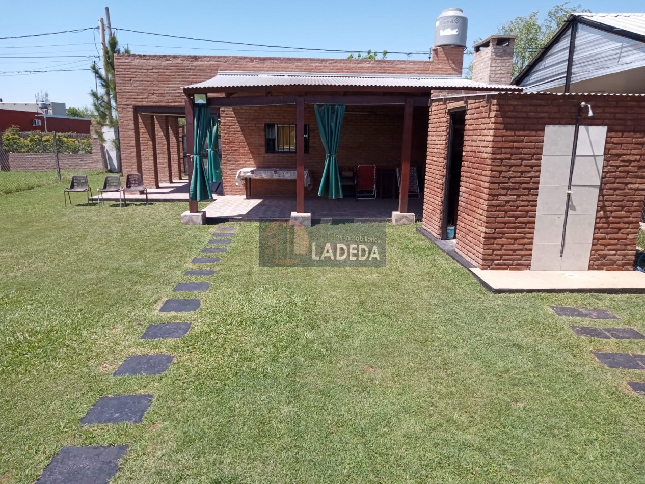 CASA CON PILETA Y HERMO PARQUE EN PUNTA CHACRA - ROLDAN