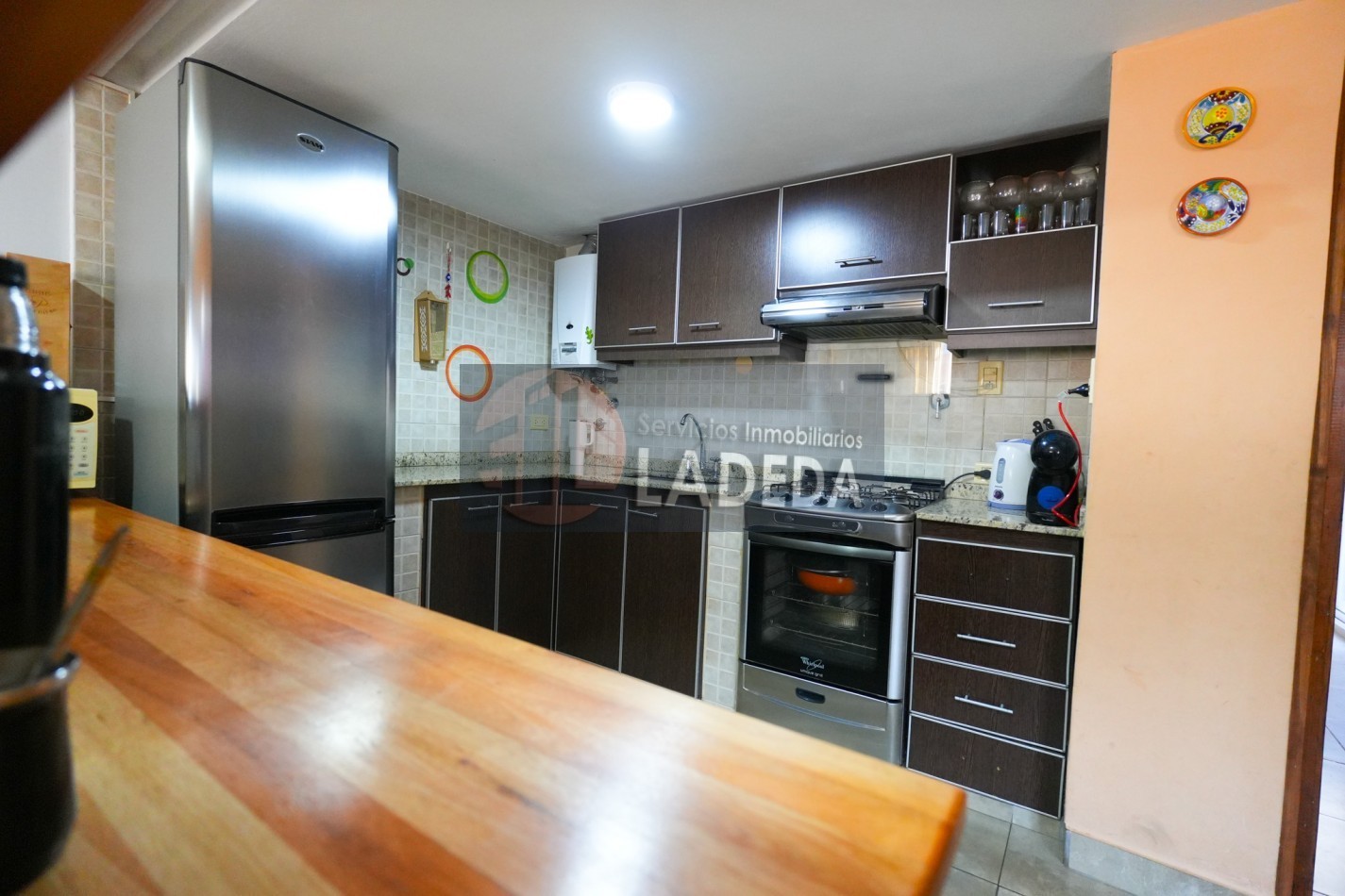 CASA TOTALMENTE REMODELADA 3 DORMITORIOS - DOBLE COCHERA CUBIERTA - JARDIN