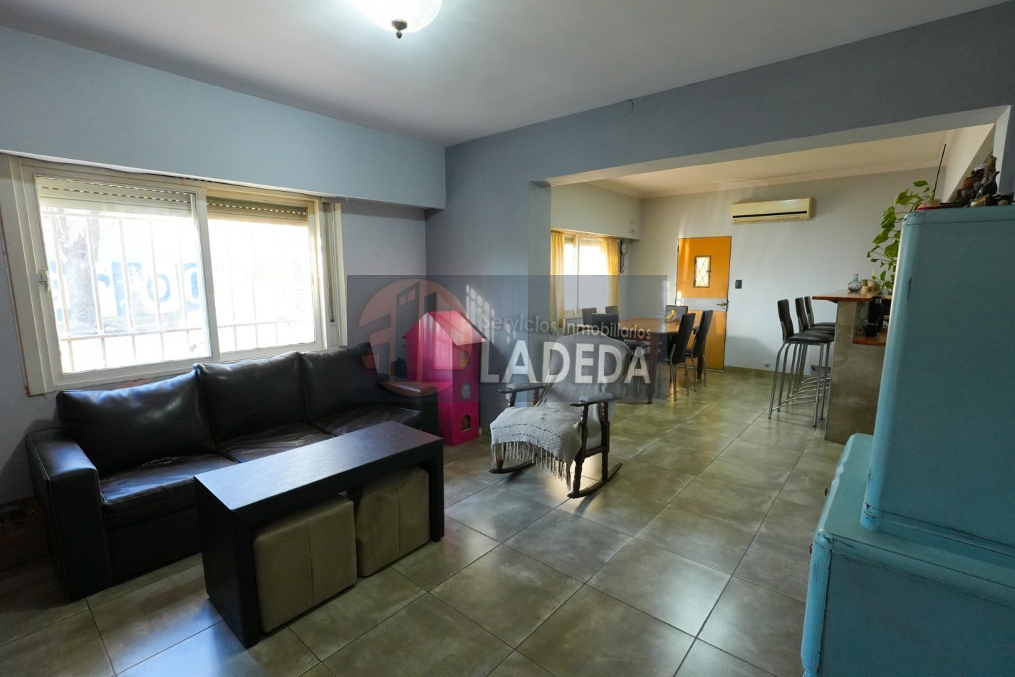 CASA TOTALMENTE REMODELADA 3 DORMITORIOS - DOBLE COCHERA CUBIERTA - JARDIN