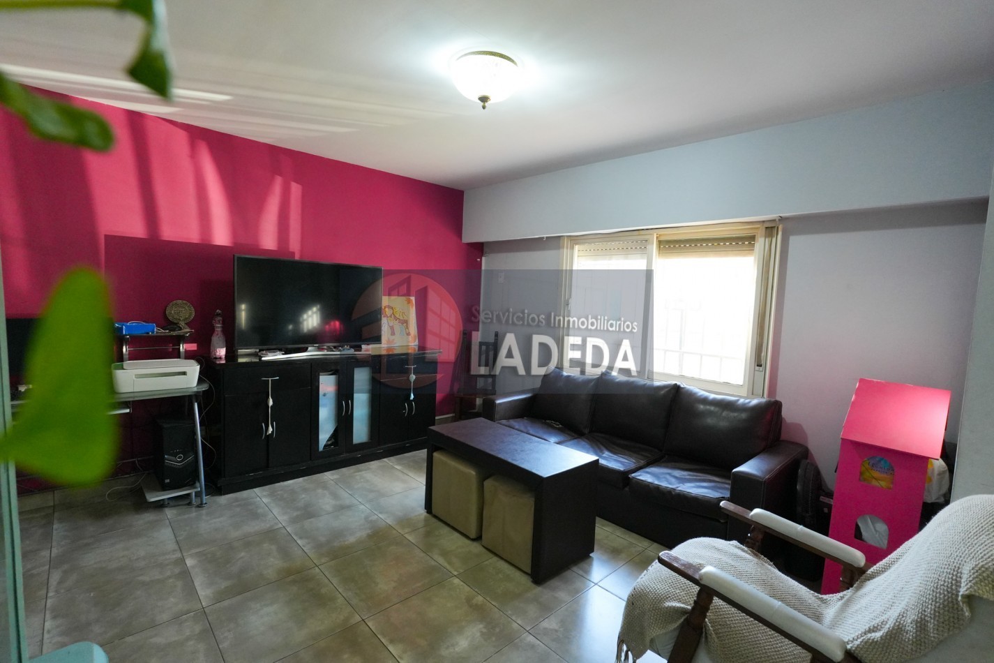 CASA TOTALMENTE REMODELADA 3 DORMITORIOS - DOBLE COCHERA CUBIERTA - JARDIN