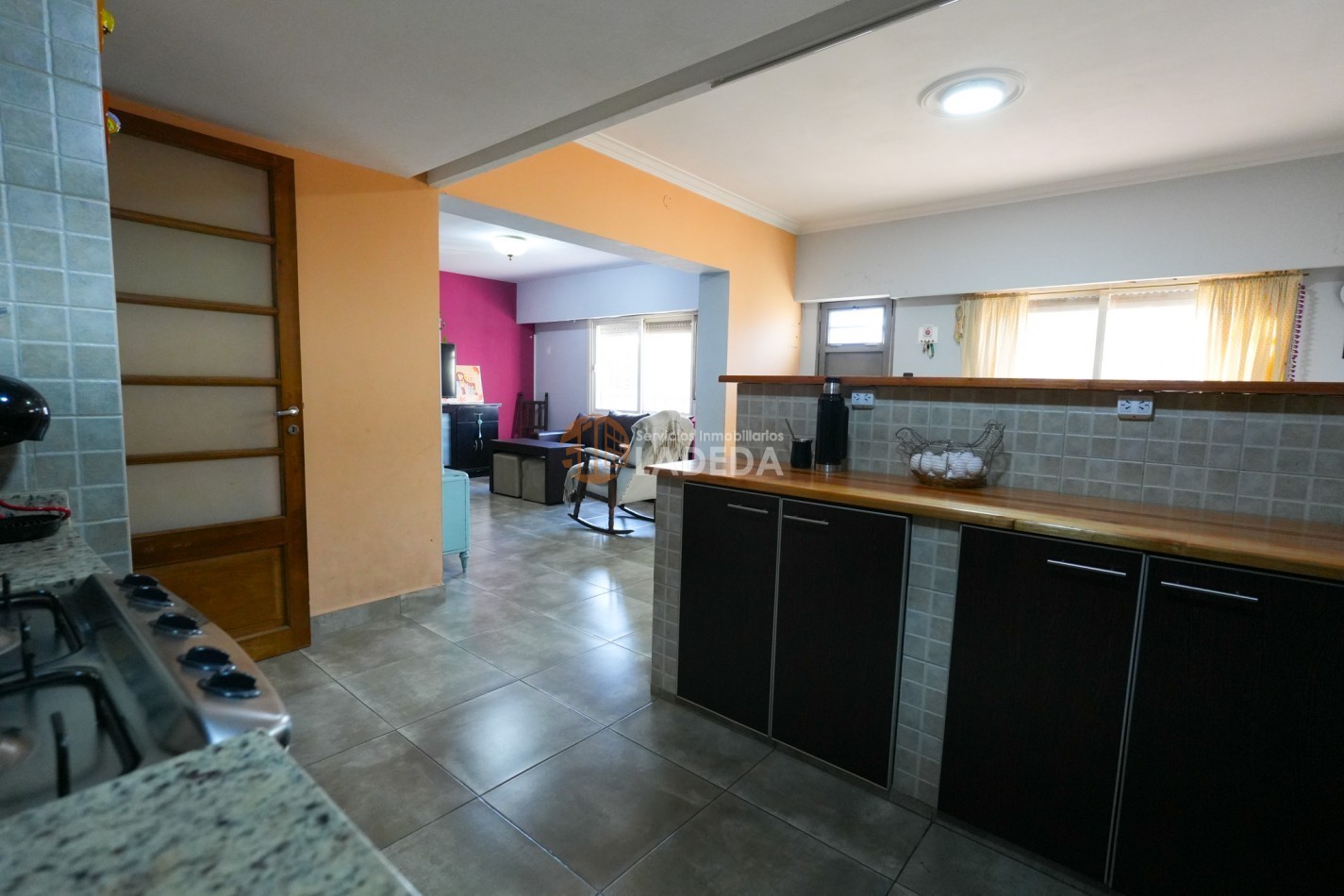 CASA TOTALMENTE REMODELADA 3 DORMITORIOS - DOBLE COCHERA CUBIERTA - JARDIN