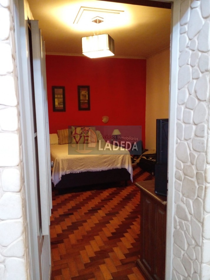 CASA AL FRENTE EN BARRIO AZCUENAGA