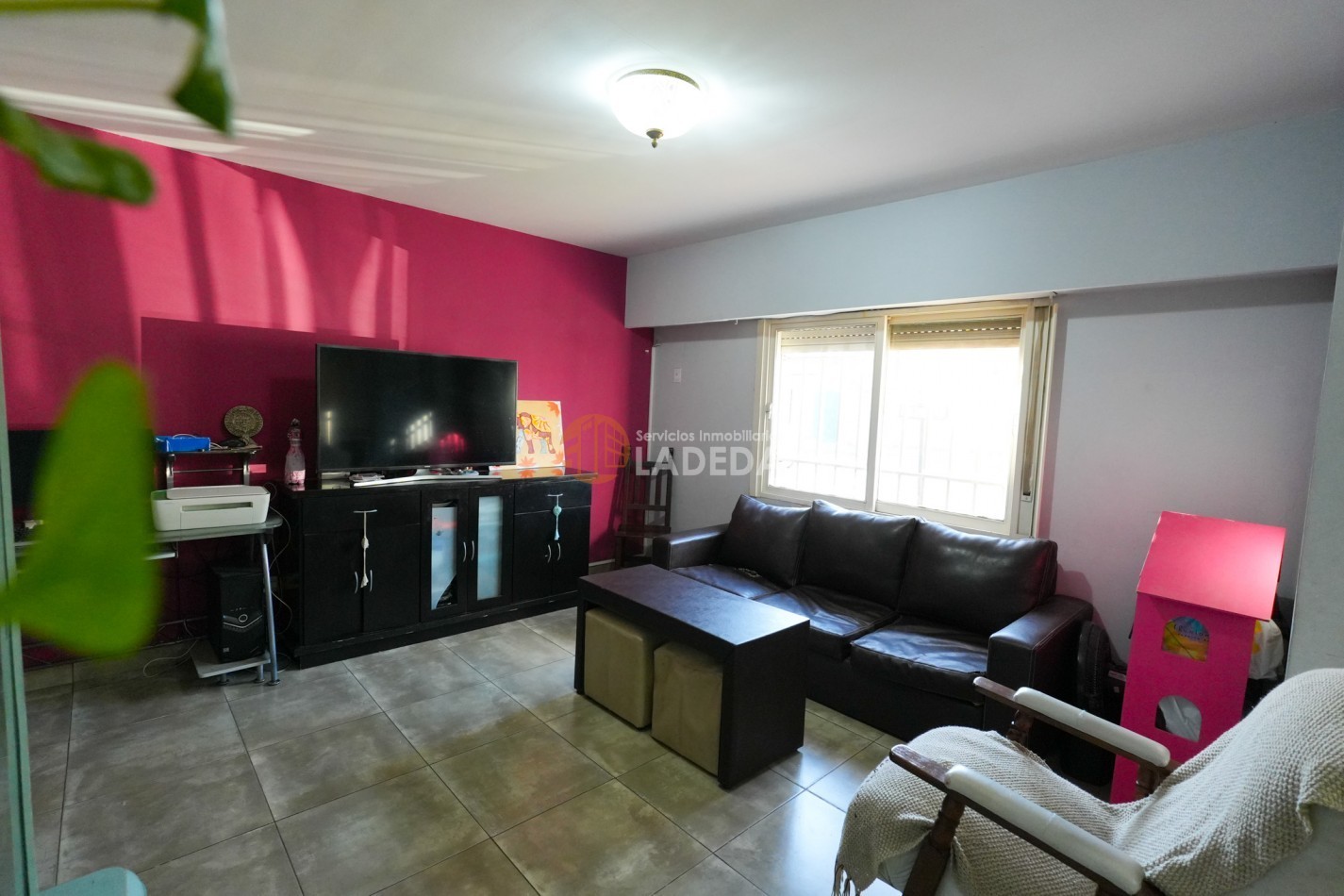 CASA TOTALMENTE REMODELADA 3 DORMITORIOS - DOBLE COCHERA CUBIERTA - JARDIN