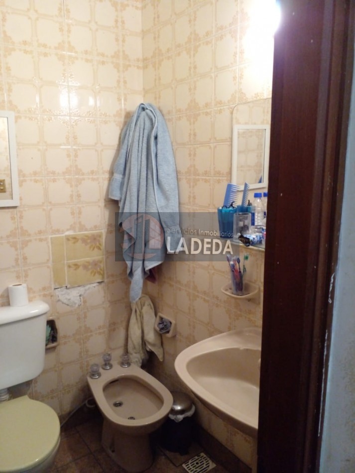 CASA AL FRENTE EN BARRIO AZCUENAGA