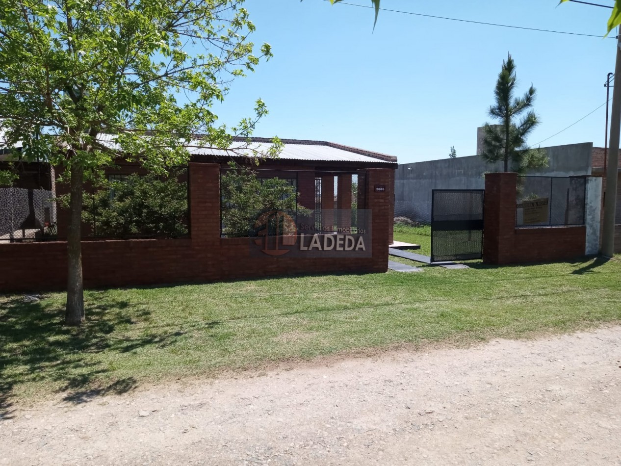 CASA CON PILETA Y HERMO PARQUE EN PUNTA CHACRA - ROLDAN