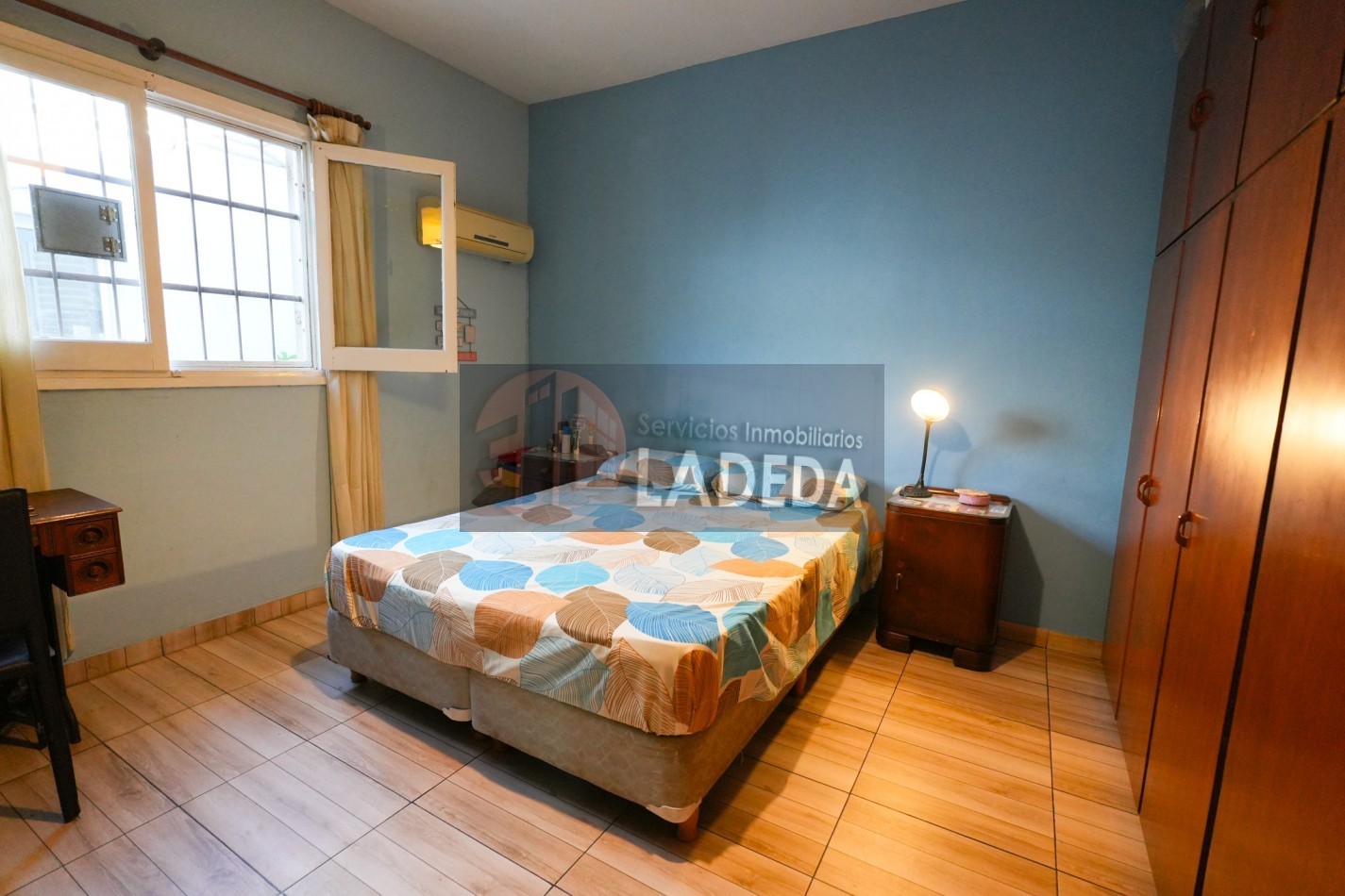 CASA TOTALMENTE REMODELADA 3 DORMITORIOS - DOBLE COCHERA CUBIERTA - JARDIN