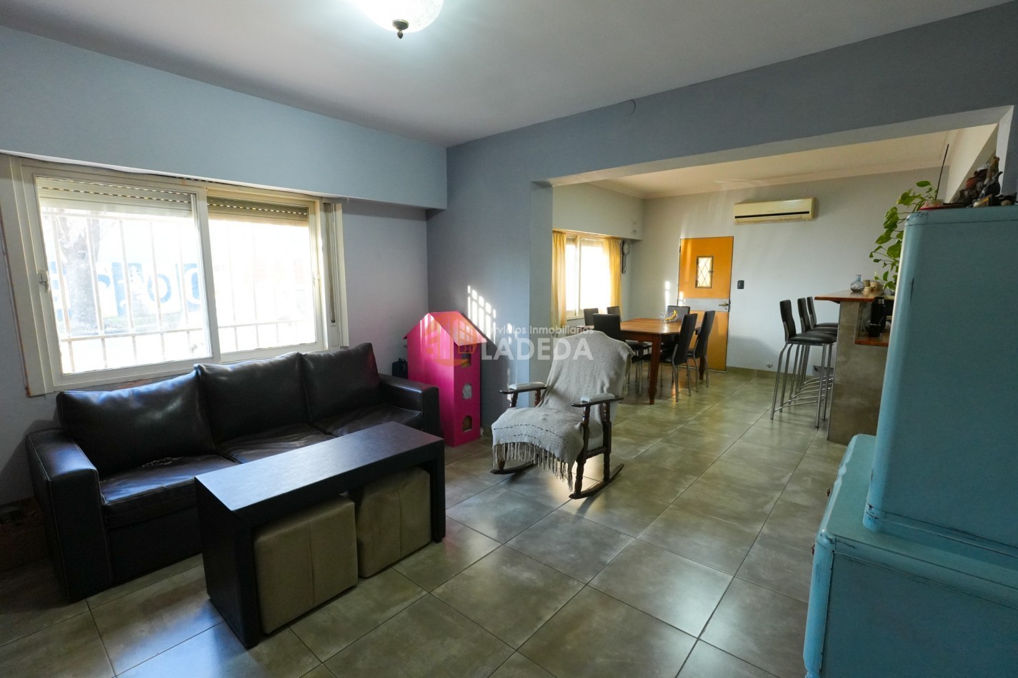 CASA TOTALMENTE REMODELADA 3 DORMITORIOS - DOBLE COCHERA CUBIERTA - JARDIN