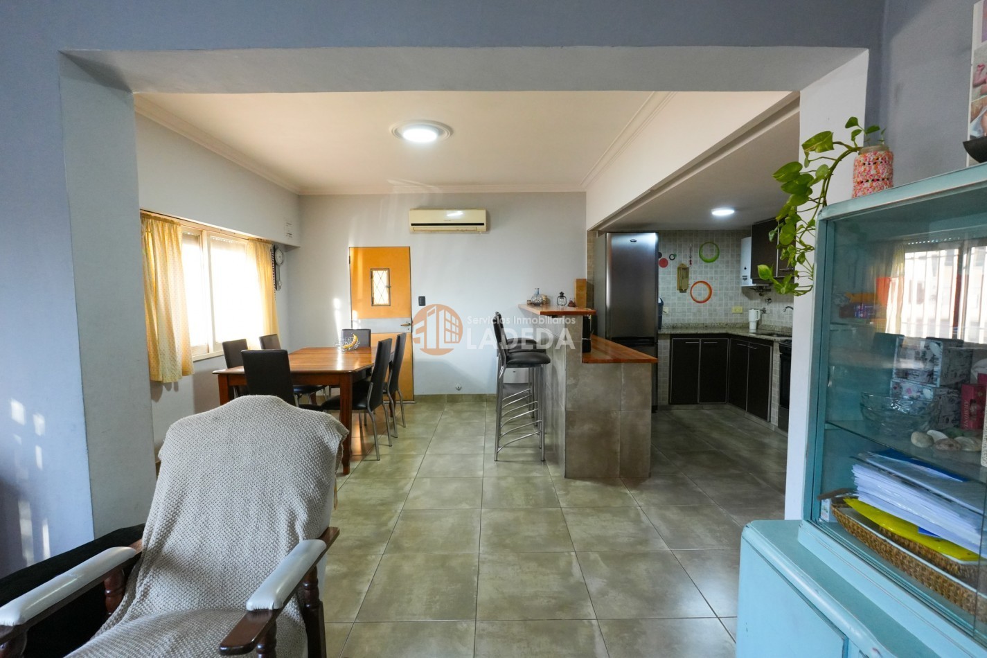 CASA TOTALMENTE REMODELADA 3 DORMITORIOS - DOBLE COCHERA CUBIERTA - JARDIN