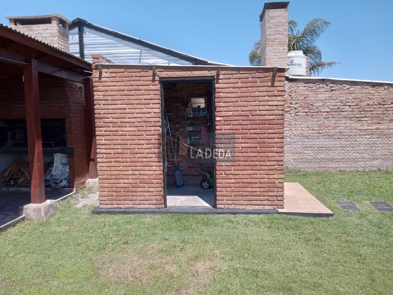 CASA CON PILETA Y HERMO PARQUE EN PUNTA CHACRA - ROLDAN