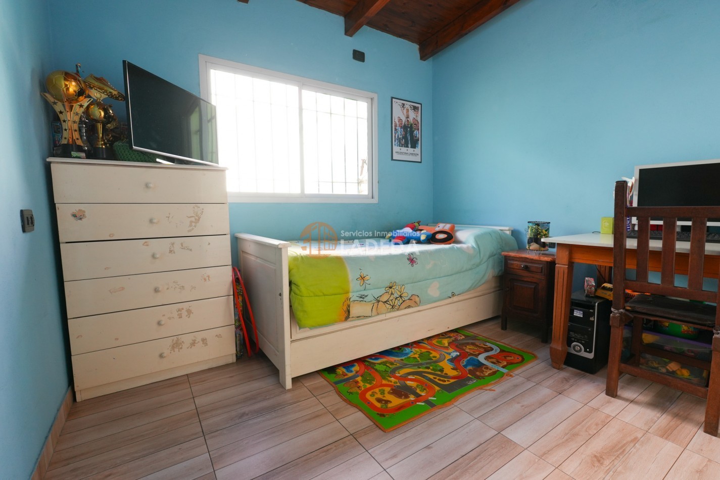 CASA TOTALMENTE REMODELADA 3 DORMITORIOS - DOBLE COCHERA CUBIERTA - JARDIN
