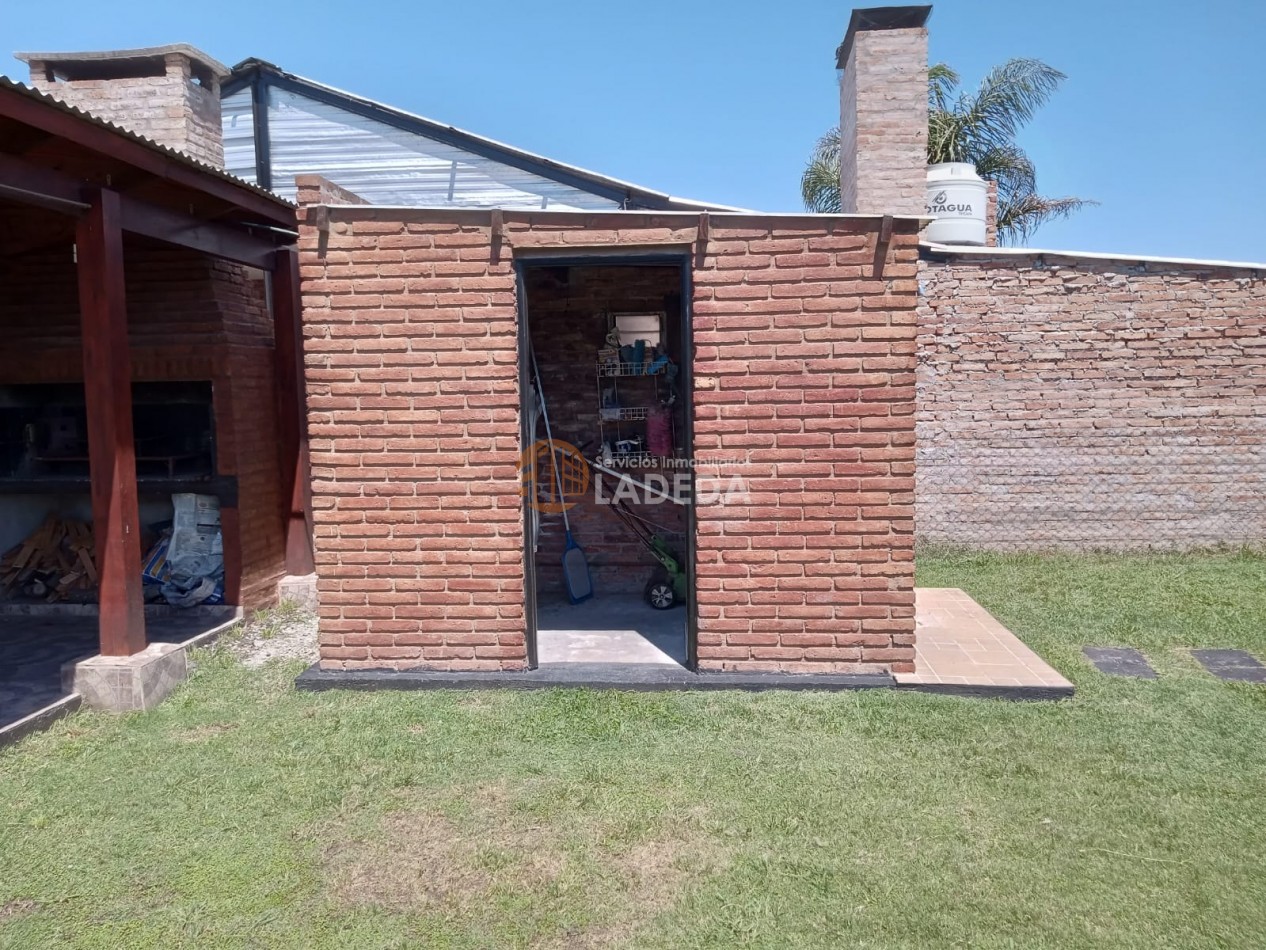 CASA CON PILETA - HERMOSO PARQUE EN PUNTA CHACRA - ROLDAN