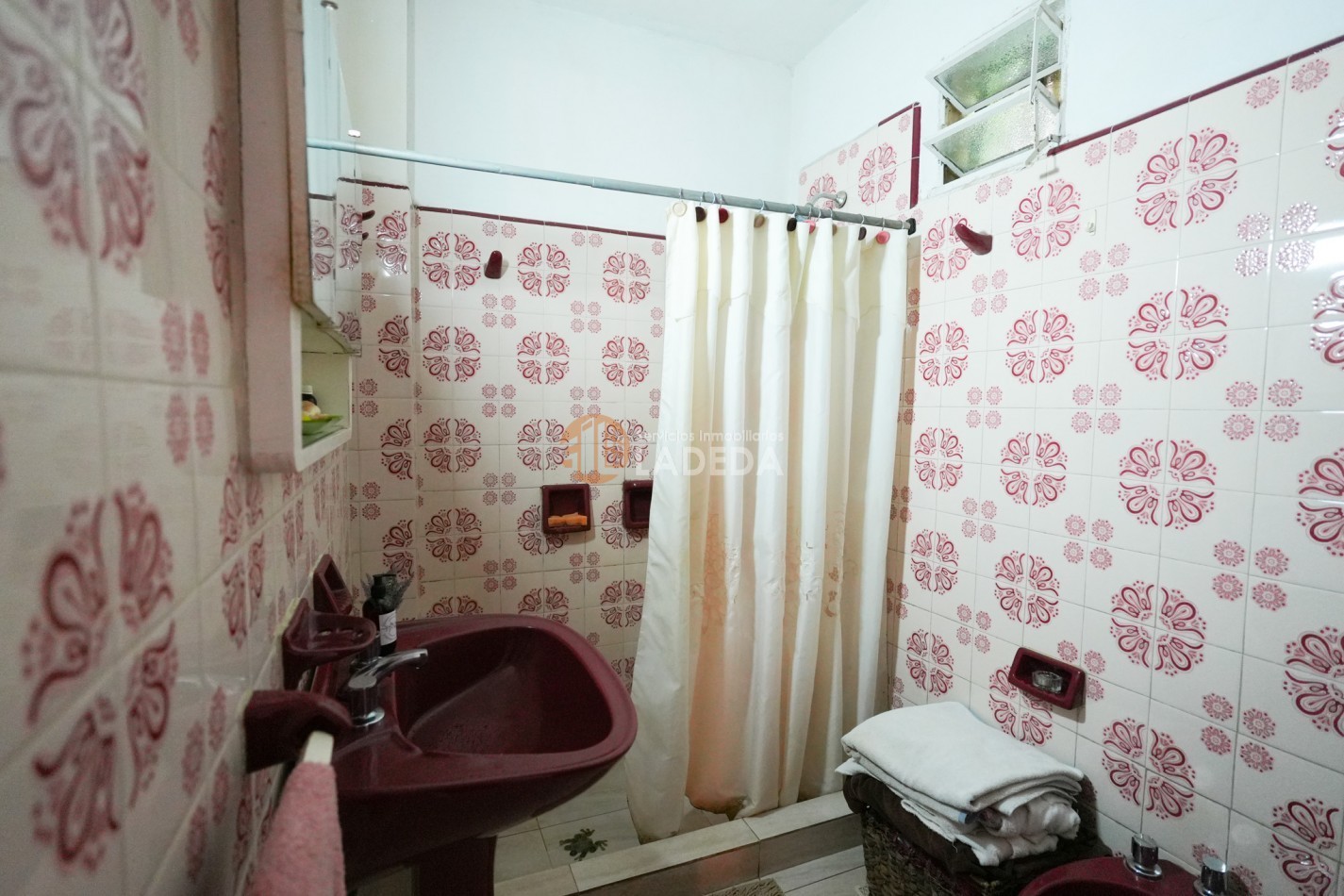 CASA TOTALMENTE REMODELADA 3 DORMITORIOS - DOBLE COCHERA CUBIERTA - JARDIN