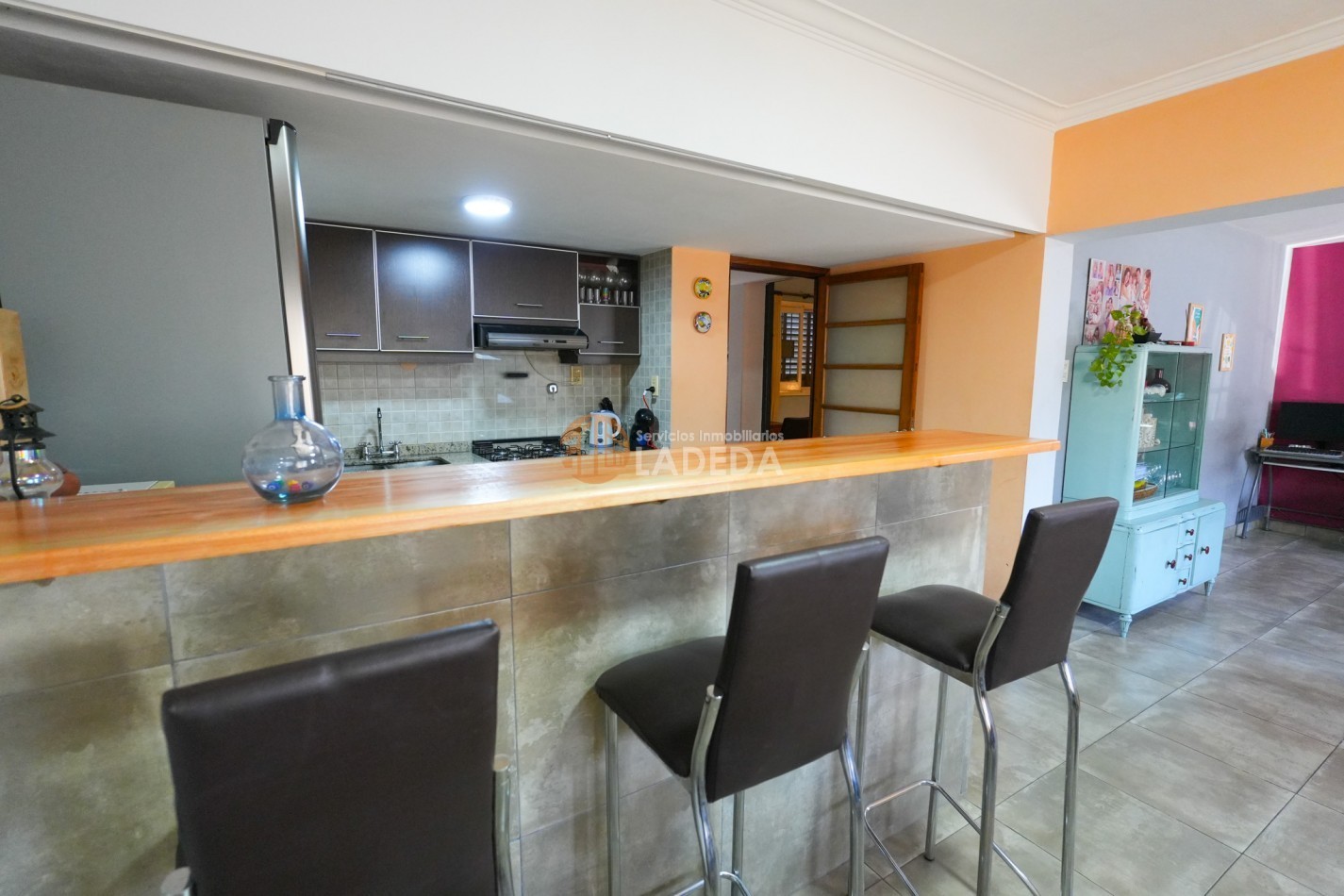 CASA TOTALMENTE REMODELADA 3 DORMITORIOS - DOBLE COCHERA CUBIERTA - JARDIN