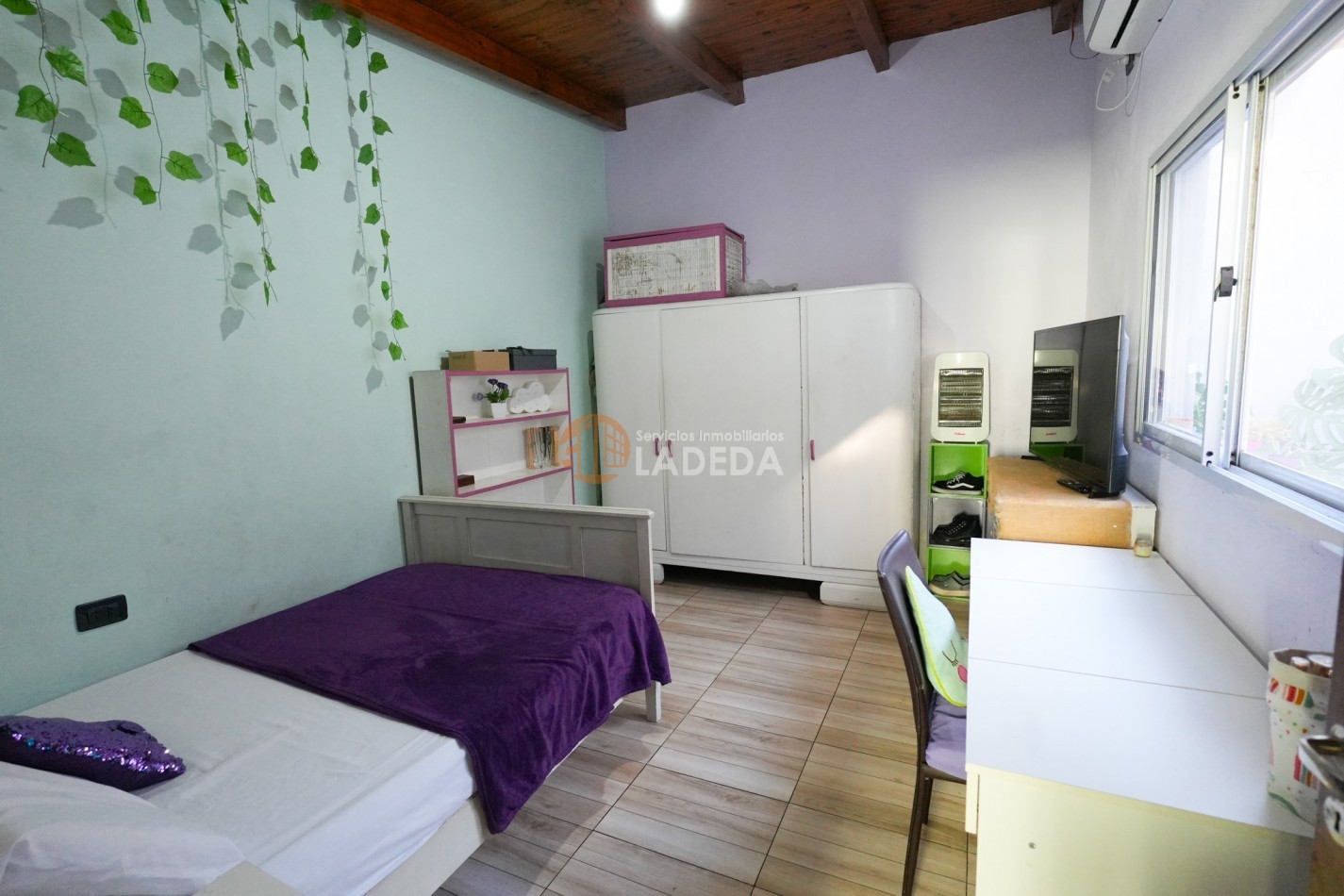 CASA TOTALMENTE REMODELADA 3 DORMITORIOS - DOBLE COCHERA CUBIERTA - JARDIN